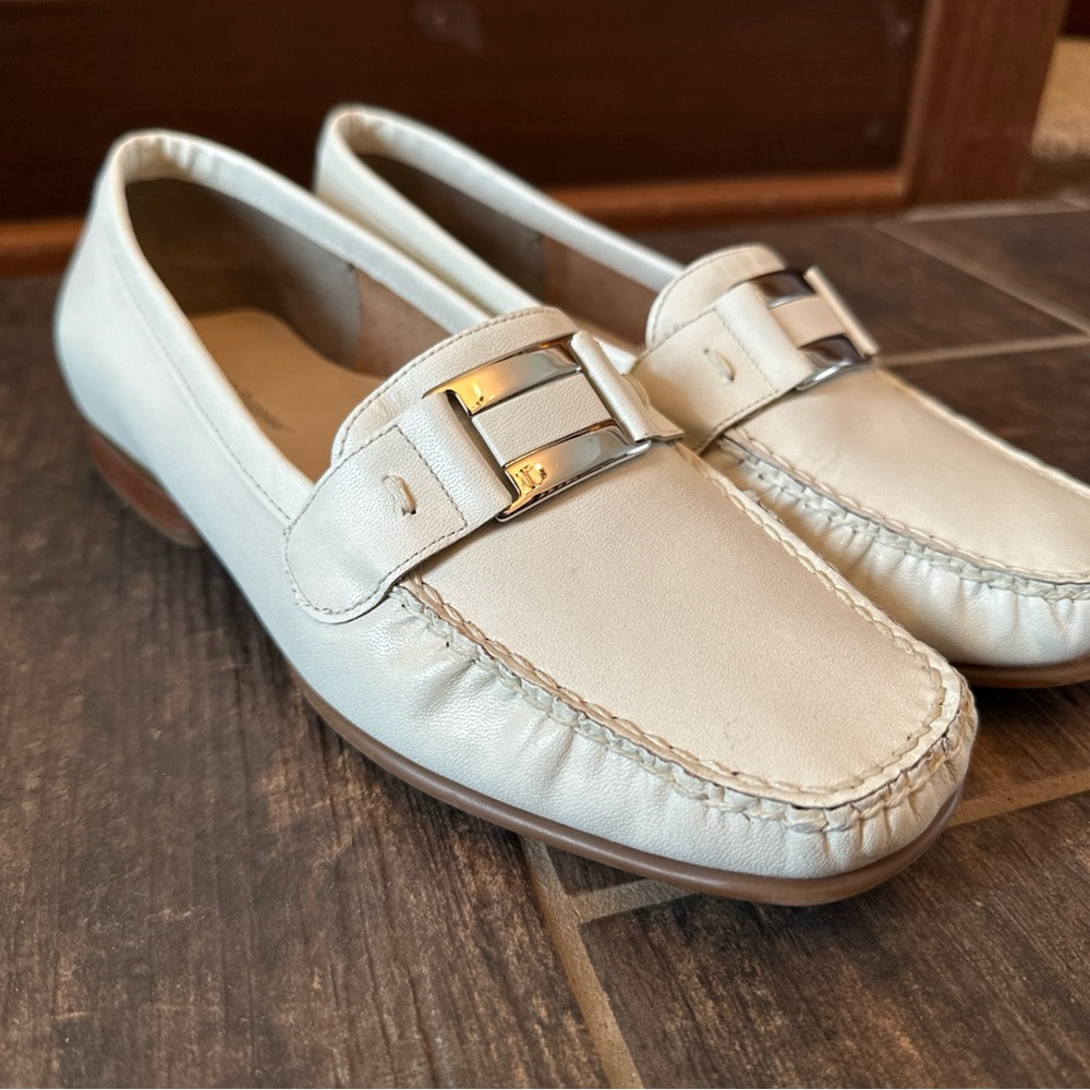 Beige Leather Loafers with Silver Buckle- hush puppies - 8.5 - vintage Y2K - Picture 4 of 7